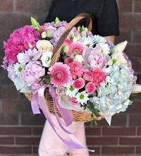 Цветочная композиция из Розы, Хризантемы, Пионы и Лизиантусы в корзине в Игумново