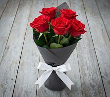 Букет 5 Красных роз Эдлесс Лав в Игумново