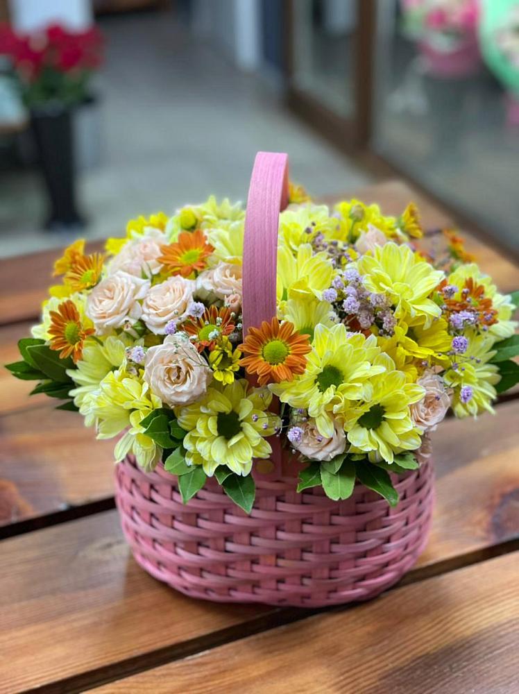 Цветочная композиция из Хризантемы и Розы в корзине в Игумново